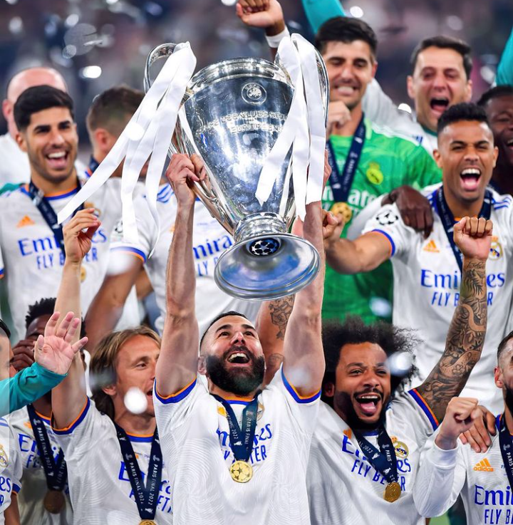 Karim Benzema lifts the 2022 UEFA Champions League title. 