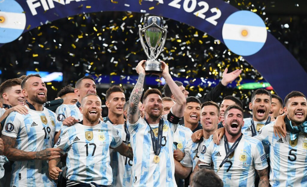Messi leads Argentina players to lift the 2022 Finalissima.