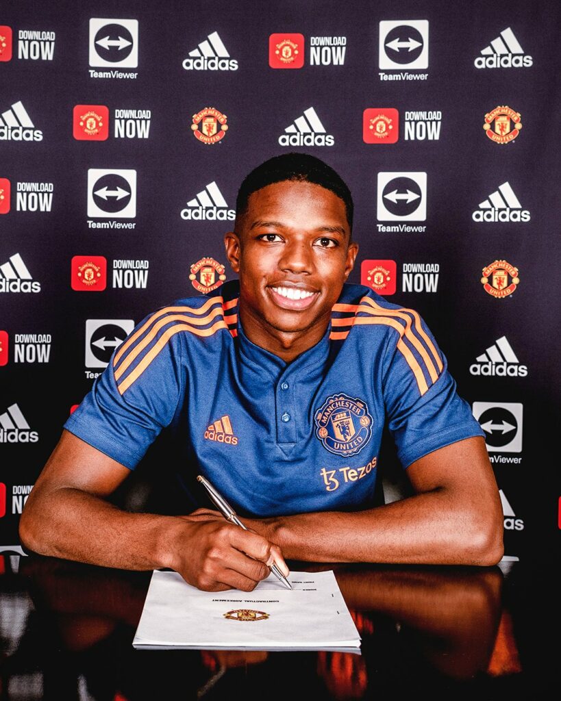 Malacia completes move to Manchester United on a four-year deal