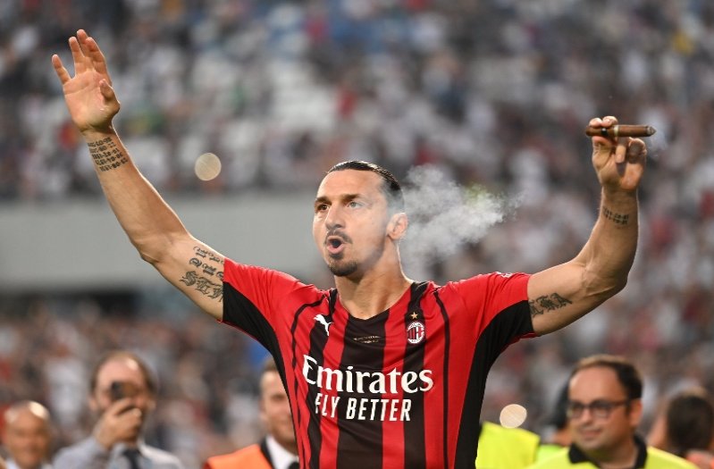 40-year-old Zlatan Ibrahimovic signs a new contract with AC Milan