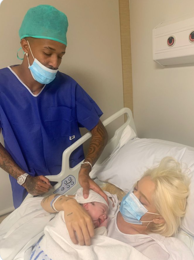 Eder Militao and ex-partner Karoline Lima were together at the hospital after the birth of their daughter. 
