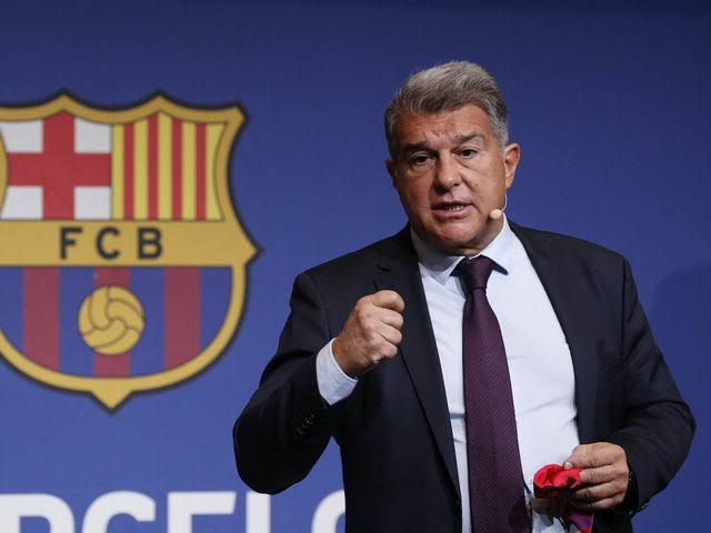 Joan Laporta ready to block Frenkie de Jong's transfer to Manchester United this summer