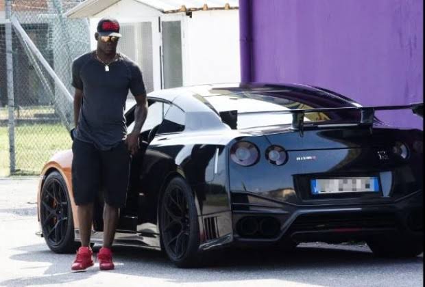Mario Balotelli Is Enjoying Himself With An Unknown Stunning Lady In Maldives