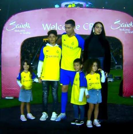 Cristiano Ronaldo and family right on the pitch 