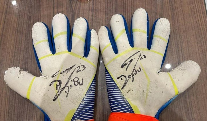Emiliano Martinez Trades Off His World Cup Final Gloves To Aid Children With Cancer