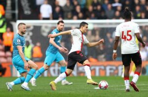 Southampton and Tottenham Hotspur battling for a favorable result in the game