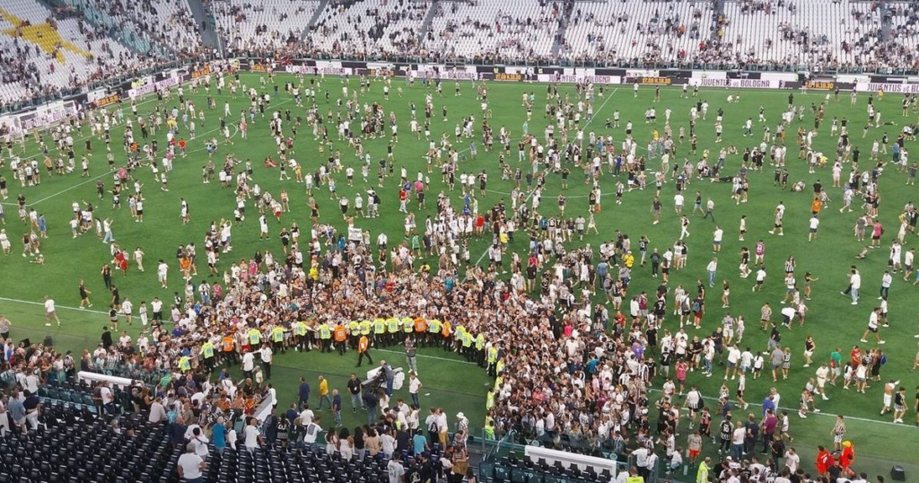 Romelu Lukaku: Fans Invade Pitch To Stop Juventus Bid
