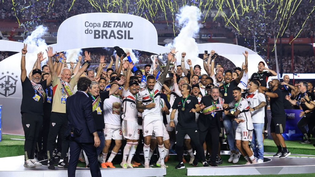 Lucas Moura Helps Boyhood Club Sao Paulo Win Trophy After 11-Years